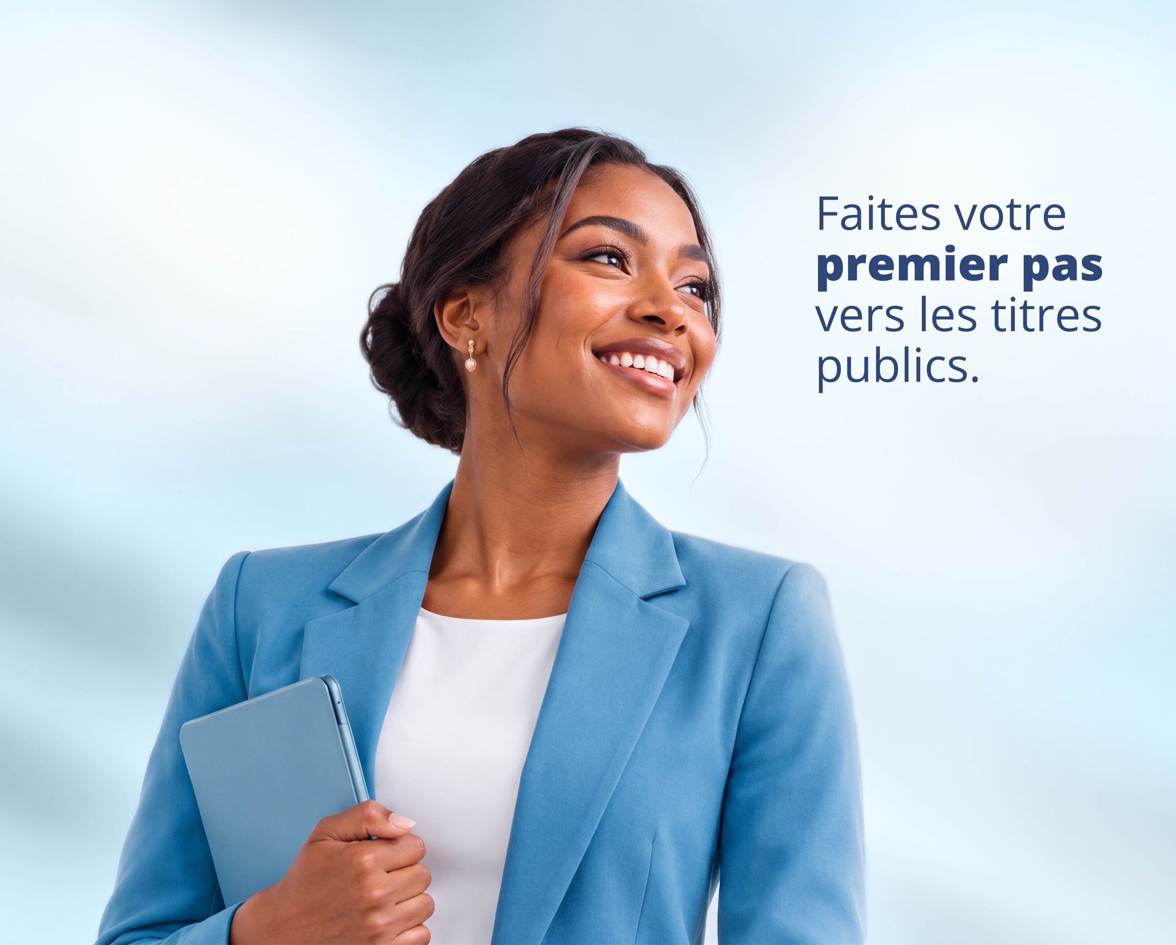 Une femme en veste bleue tenant une tablette.